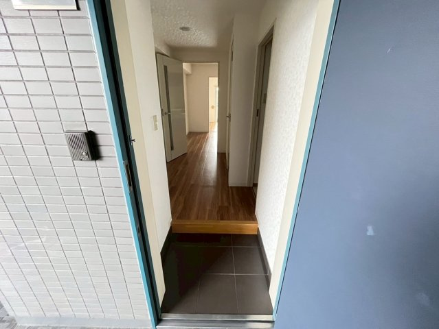 東川口弥生マンションの玄関