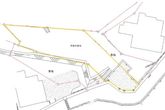 【畑】として利用されております。
・駐車場の一部が青地に越境
・擁壁・階段が青地と売買対象地にまたがっております。
・境界明示・測量は実施予定無し
・物置・工具は現況渡し
・地目が畑のため、届出が必要