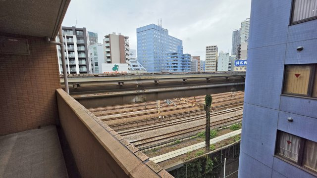 スカイコート浜松町のその他|建物西側の線路(6階共用廊下より)