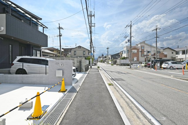 尼崎市南武庫之荘4丁目新築一戸建て│1LDK+2S+並列駐車2台可の前面道路含む現地写真|前面道路は北側11.8ｍ公道です。