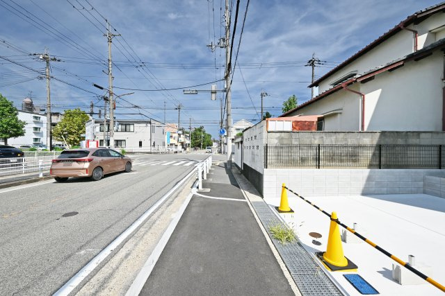 尼崎市南武庫之荘4丁目新築一戸建て│1LDK+2S+並列駐車2台可の前面道路含む現地写真|前面道路は北側11.8ｍ公道です。