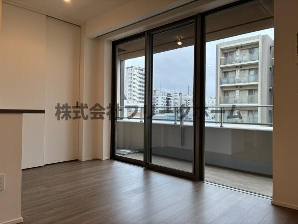 三鷹市下連雀３丁目の賃貸マンションの居間・リビング