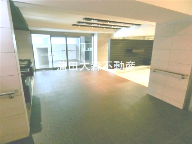 TOKYO HOUSE TAMAGAWAのエントランス|防犯カメラTVモニター付オートロック宅配BOXメールBOX管理人室 エントランス　