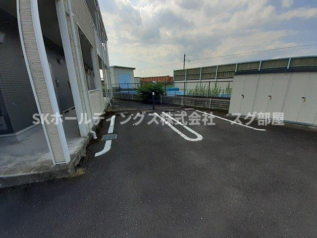 グランシャリオ　ジュモーの駐車場
