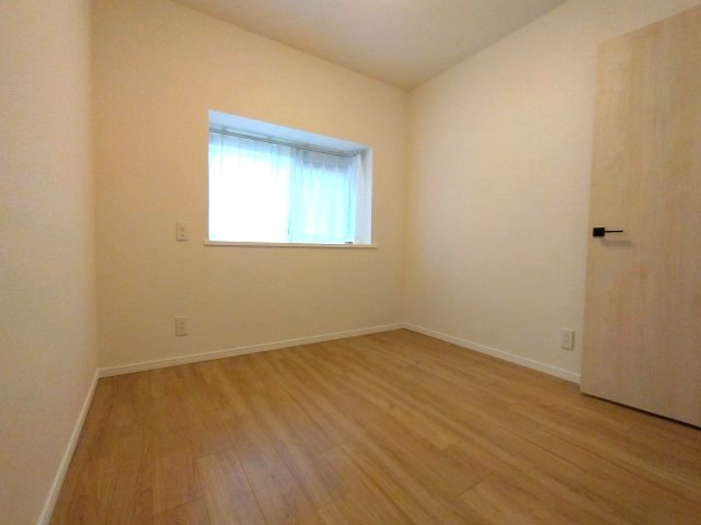 エルグランデ左京山の洋室|コンパクトなお部屋ですが窓や収納があるので快適に過ごせます。