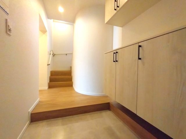 エルグランデ左京山の玄関|収納が完備されているのでご家族の靴がスッキリ片付きます。