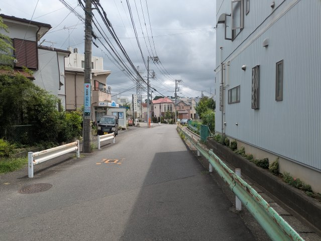 町田市成瀬6丁目　土地30坪超×両面道路　建築条件なし売地の前面道路含む現地写真