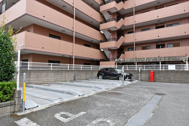 コスモ大宮宮原ガーデンフォルムの駐車場|※空き状況は当社まで『物件を今日見てみたい』といった当日のご案内、同条件などの物件、他社様掲載物件もご紹介可能！一日でまとめて内覧したい方、ぜひ当社までお問い合わせ下さい。