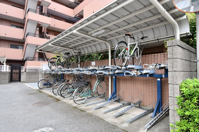 コスモ大宮宮原ガーデンフォルムの駐輪場|※空き状況は当社まで■気になる物件は、お客様ご自身の目でお確かめ頂けます。
内覧希望は、０１２０－６５５－６２０（通話無料）にお気軽にご連絡下さいませ。