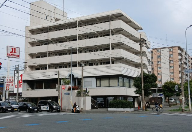 第５よしみビルの外観|竹下駅まで徒歩１２分の角地。１階部分に駐車場があり、１０台以上契約可能です。