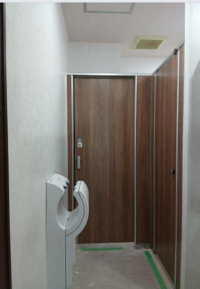第５よしみビルのトイレ|トイレは男女別です。画像は女子トイレ。ハンドドライヤーも完備。 