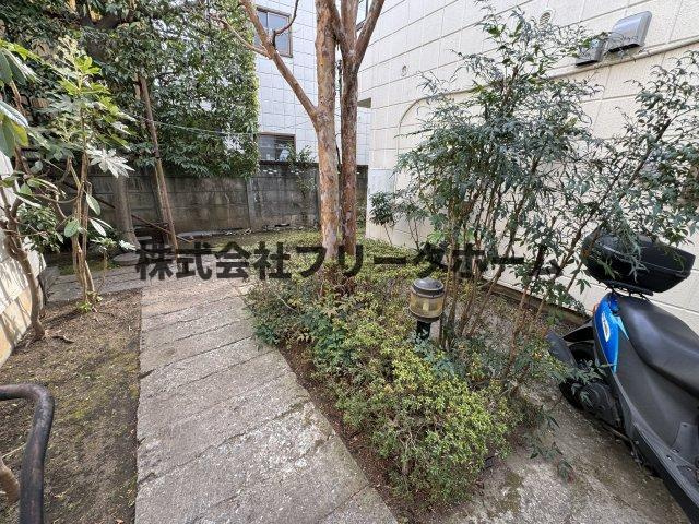 杉並区久我山４丁目の賃貸マンションの庭