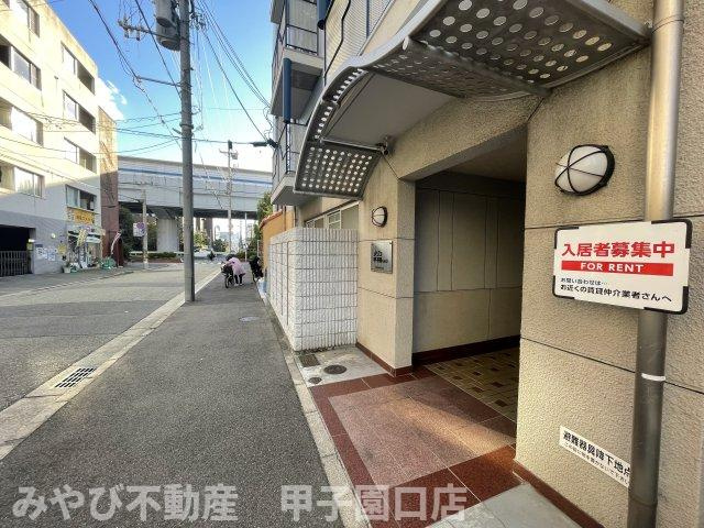 メゾン甲子園EASTのエントランス