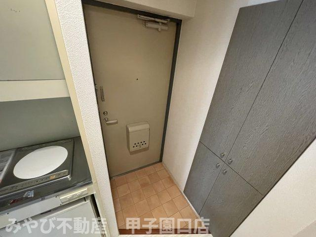 メゾン甲子園EASTの玄関