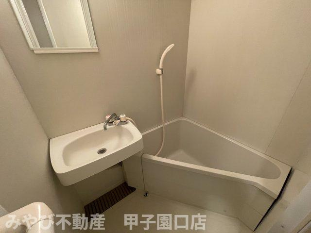 メゾン甲子園EASTの浴室