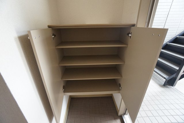 ウィスタリア西谷　B棟の玄関