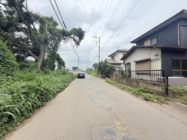 結城市東茂呂中古物件の前面道路含む現地写真