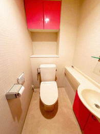 温水洗浄便座付トイレは温水洗浄機能により、暖かい水でおしりを洗浄することができ、冷たい水を使う従来の便座に比べ、温水洗浄機能で暖かいトイレを提供し、快適な使用を可能にします。