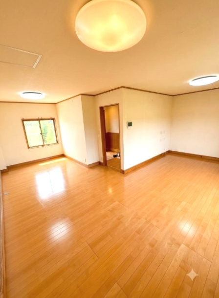 長生郡白子町古所　中古戸建の居間・リビング|内装リフォーム済み令和8年8月  敷地約99坪 駐車4台 建物約47坪 リビング約20帖リビング2階