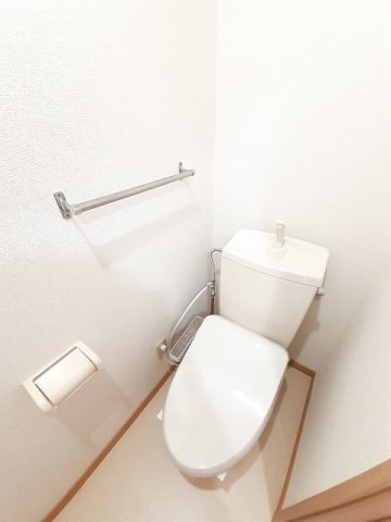 アンソレイエ　Ｂのトイレ|落ち着いた色調のトイレです