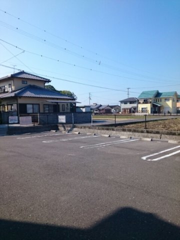 リヴィエールＡの駐車場|車をお持ちの方に嬉しい駐車場付きの物件です