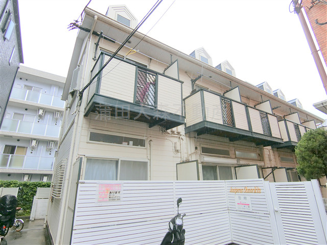 ジュニペルス大森北の外観|1989年8月築　木造地上2階建て
東京都大田区大森北5丁目　JR京浜東北線大森駅徒歩10分、京浜急行本線平和島駅徒歩9分