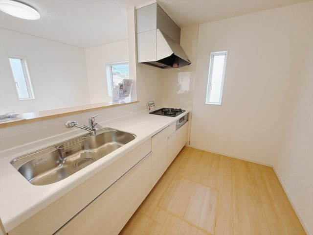 【新築戸建】上里町勅使河原第18　のキッチン|■キッチン｜ワークトップの幅が広く、お子様といっしょにお料理をつくったり、ちょっとしたパーティーも楽しめます。フラットなのでお掃除がしやすいのもポイントです♪