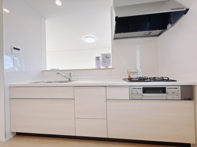 【新築戸建】上里町勅使河原第18　のキッチン|■キッチン｜作業がはかどる広々カウンタースペース。会話がはずむ「オープンキッチン」なので家族とのコミュニケーションも活発になります。