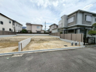 【駐車場】 | 日置荘原寺町　新築一戸建 | 約５帖の洋室はリビングに隣接してますので、繋げると広々お使い頂けますよ！来客時にも嬉しいですね！