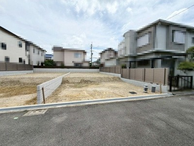 【駐車場】 | 日置荘原寺町　新築一戸建 | 約５帖の洋室はリビングに隣接してますので、繋げると広々お使い頂けますよ！来客時にも嬉しいですね！