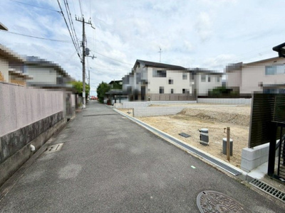 【前面道路含む現地写真】 | 日置荘原寺町　新築一戸建 | 【広々４ＬＤＫ】暮らしやすい間取りですので、子供部屋や趣味のお部屋も作れます♪資料請求だけでもお気軽にお問い合わせください！