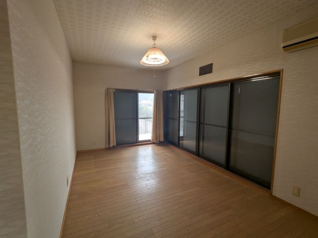 「ひろびろ和室の8LDK」南国市緑ヶ丘　中古一戸建ての洋室|窓からの採光が良く、風通しも良好な明るい洋室☆どんなインテリアにも馴染みやすい、シンプルで使い勝手の良いお部屋です