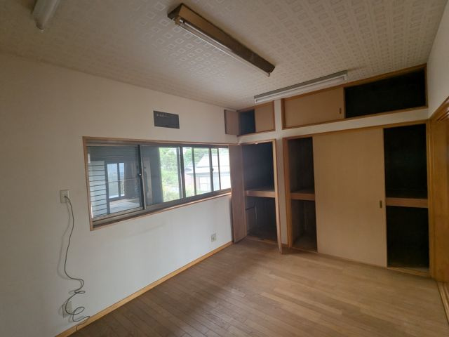 「ひろびろ和室の8LDK」南国市緑ヶ丘　中古一戸建ての洋室|造り付けの収納棚が備わった便利な洋室☆収納力を活かしてスッキリとした空間を保てます
