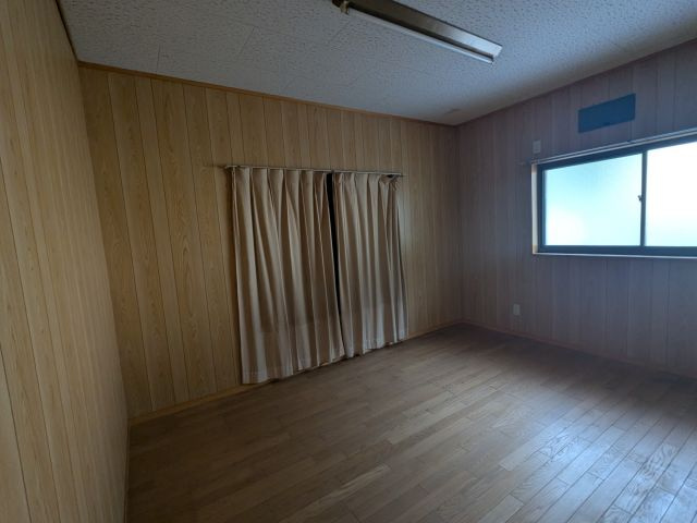 「ひろびろ和室の8LDK」南国市緑ヶ丘　中古一戸建ての洋室|板張りの壁面が特徴的な洋室☆趣味のお部屋や書斎として、落ち着いた時間を過ごせるプライベート空間です