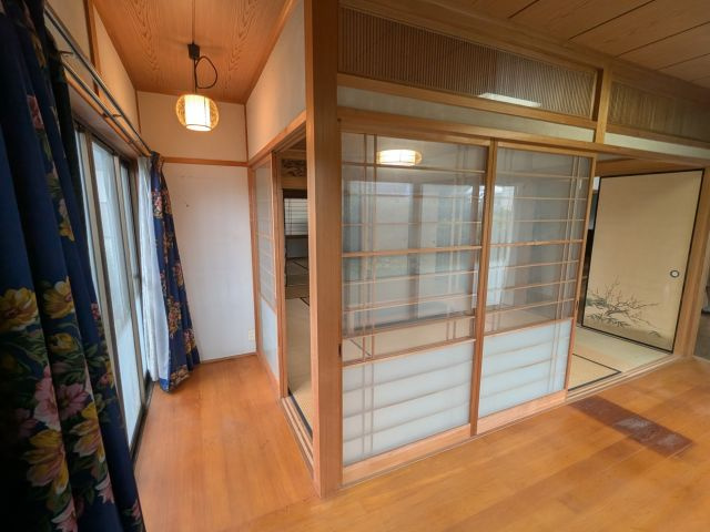 「ひろびろ和室の8LDK」南国市緑ヶ丘　中古一戸建ての和室|廊下には大きな窓からの光が差し込み、寒い季節も自然光のぬくもりを感じられます