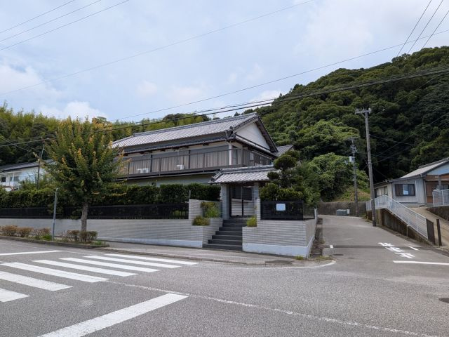 「ひろびろ和室の8LDK」南国市緑ヶ丘　中古一戸建ての前面道路含む現地写真|前面道路からの出入りがしやすく風通しの良い角地に位置しています