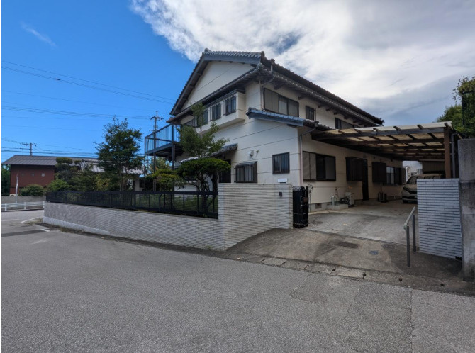 「ひろびろ和室の8LDK」南国市緑ヶ丘　中古一戸建ての外観|自然豊かで落ち着いた住環境に調和する外観です