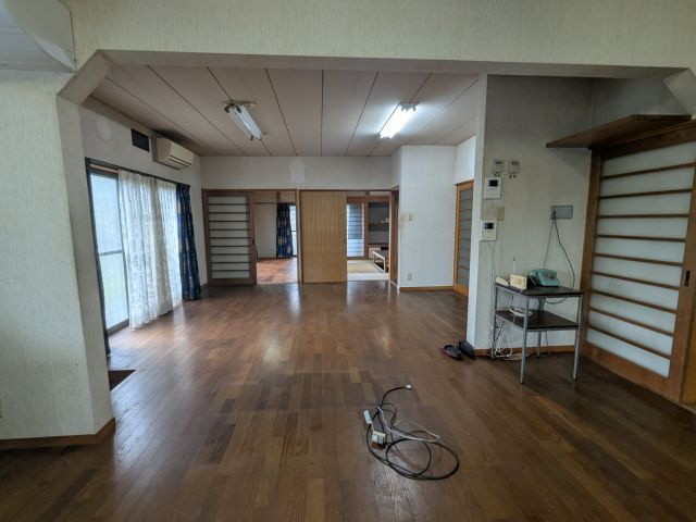 「ひろびろ和室の8LDK」南国市緑ヶ丘　中古一戸建ての居間・リビング|採光面が多く明るいリビング☆広々とした室内は家具の配置もしやすく快適に使えます