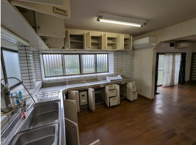 「ひろびろ和室の8LDK」南国市緑ヶ丘　中古一戸建てのキッチン|収納棚や吊り戸棚が豊富に備え付けられた大型キッチン☆作業のしやすい余裕のある広さが魅力です