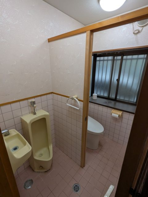 「ひろびろ和室の8LDK」南国市緑ヶ丘　中古一戸建てのトイレ|小便器と洋式トイレが分かれた、ゆったりとしたトイレ☆手洗い場も完備され、使い勝手の良い造りです