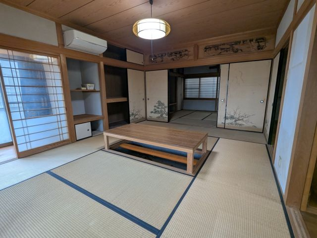 「ひろびろ和室の8LDK」南国市緑ヶ丘　中古一戸建ての和室|日本の伝統美を感じる造りの和室☆客間としてはもちろん、家族のくつろぎスペースにも最適です