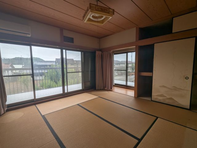 「ひろびろ和室の8LDK」南国市緑ヶ丘　中古一戸建ての和室|柔らかな光が差し込む、趣のある和空間☆大きな窓から外の景色を眺めながら、ゆったりとした時間を過ごせるお部屋です