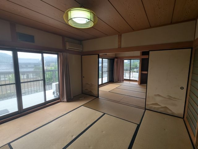 「ひろびろ和室の8LDK」南国市緑ヶ丘　中古一戸建ての和室|続き間として広く使うこともできる、開放感あふれる和室☆生活スタイルに合わせて様々に活用できる空間です