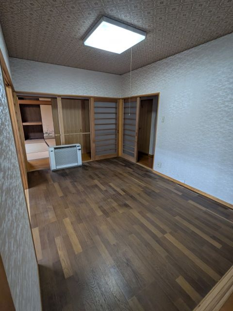 「ひろびろ和室の8LDK」南国市緑ヶ丘　中古一戸建ての洋室|フローリングが落ち着いた雰囲気を演出する洋室☆主寝室や子供部屋など多目的に使えます