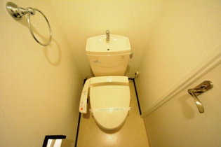 温水洗浄便座付きのトイレです♪