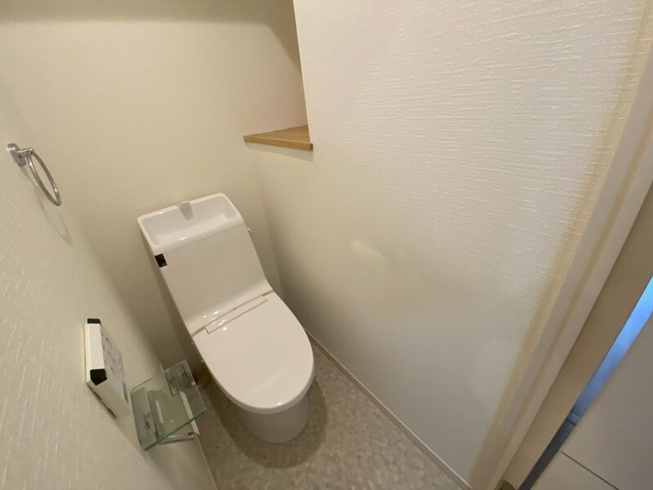 温水洗浄便座付きのトイレです♪