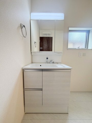三郷市鷹野3丁目　新築戸建の独立洗面台|同施工会社の参考写真になります。
