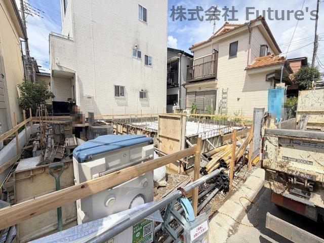 三郷市鷹野3丁目　新築戸建の外観|陽当たりとプライバシーを両立した、開放感あふれる2階リビングの3階建住宅