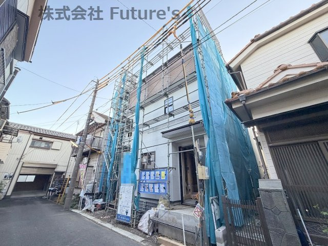 三郷市鷹野3丁目　新築戸建の外観|陽当たりとプライバシーを両立した、開放感あふれる2階リビングの3階建住宅