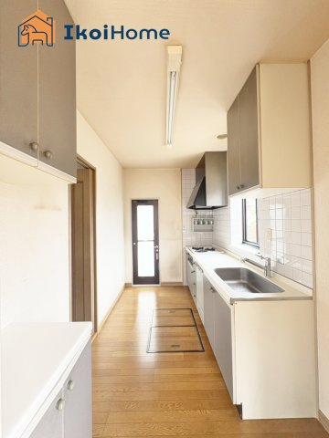 神戸市西区月が丘５丁目　中古戸建のトイレ|●年中無休：当日予約可●キッチンには便利な勝手口もございます！